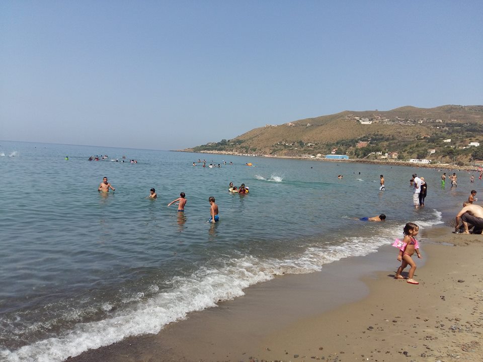 Zdjęcie Plage Azeffoun z powierzchnią beżowy piasek i kamyki