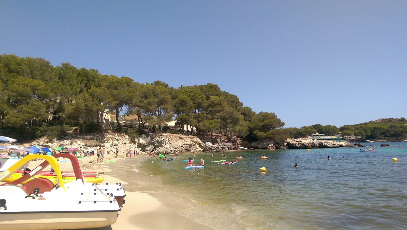Foto von Cala Font De Sa Cala und die siedlung