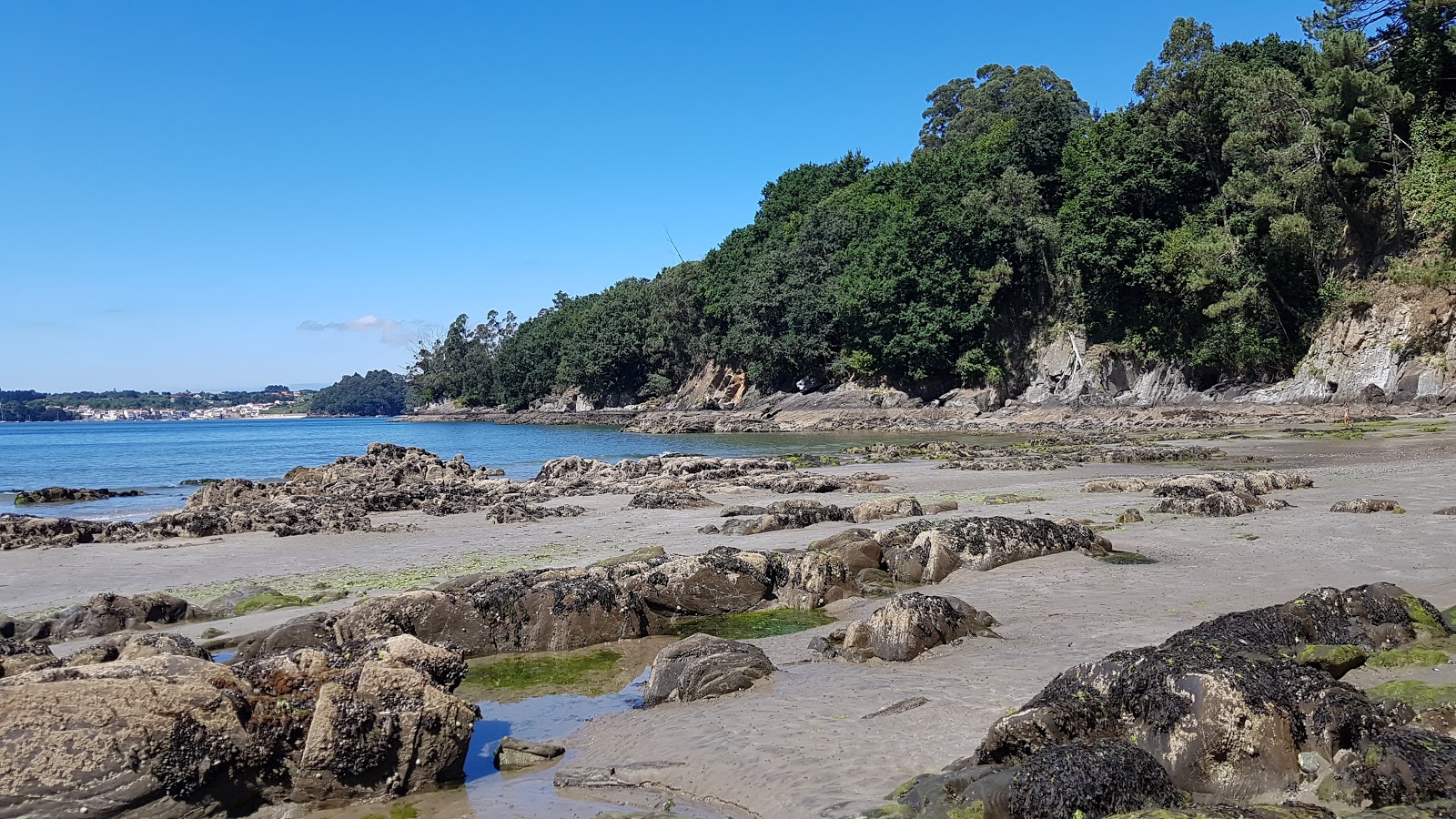 Praia de Chamoso'in fotoğrafı geniş bir kıyı şeridi ile birlikte