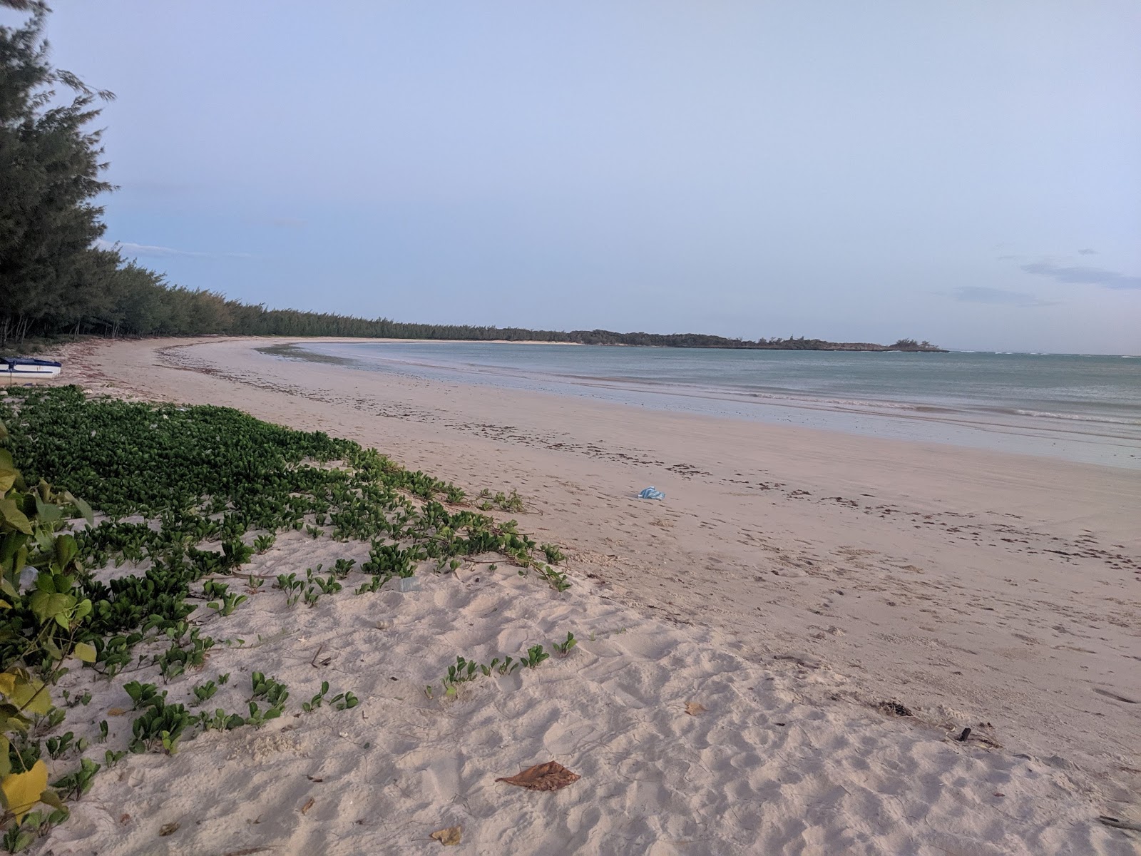 Foto de Jirany beach con arena beige superficie