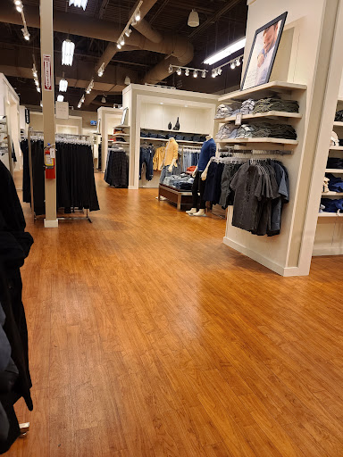 Clothing Store «Banana Republic Factory Store», reviews and photos, 407 N Alafaya Trail, Orlando, FL 32828, USA