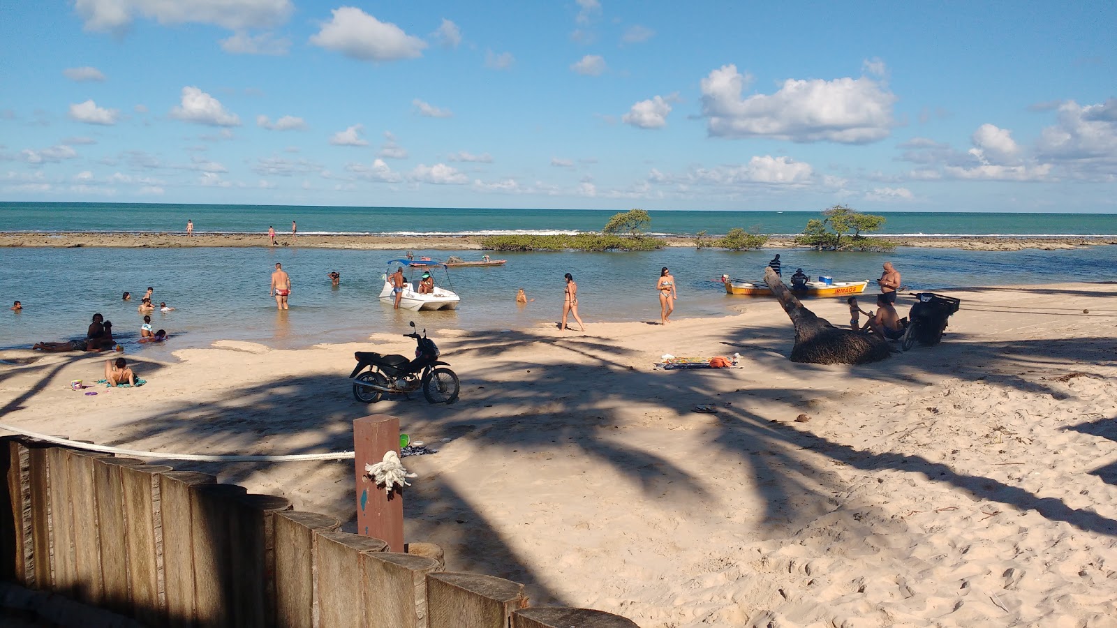 卡内罗斯海滩的照片 带有碧绿色纯水表面