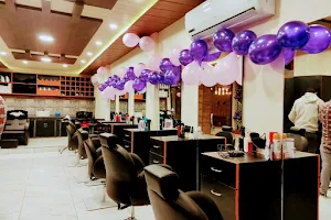 Looks N Locks - Unisex Salon image