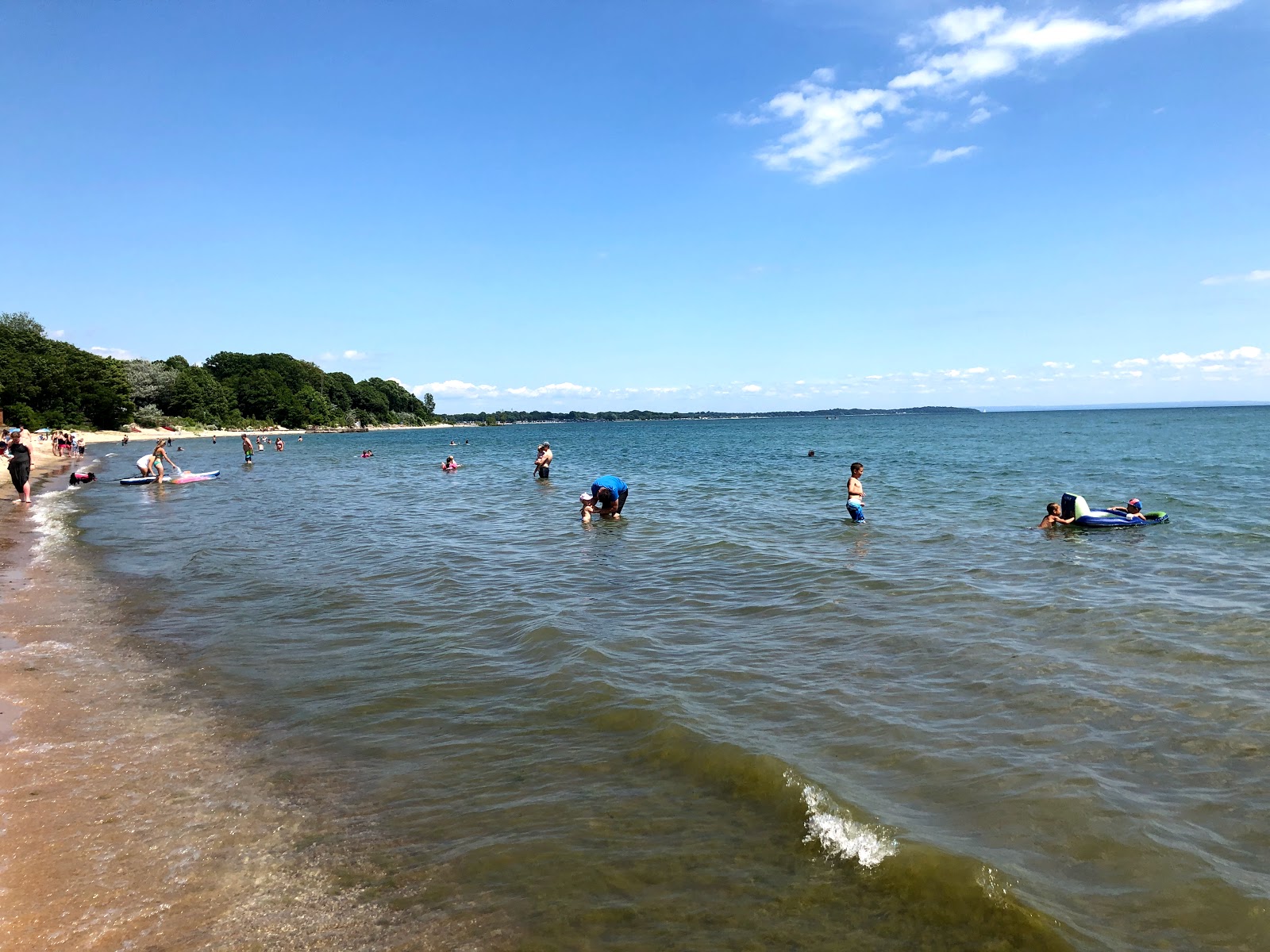 Photo de Cedar Bay Beach avec rivage droit, long