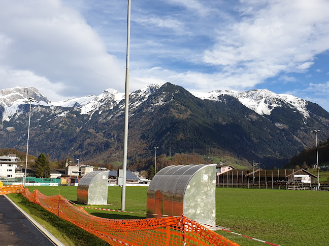 Opinii despre Schwimmbad u. Sportplatz în Glarus Nord - Sportstätte