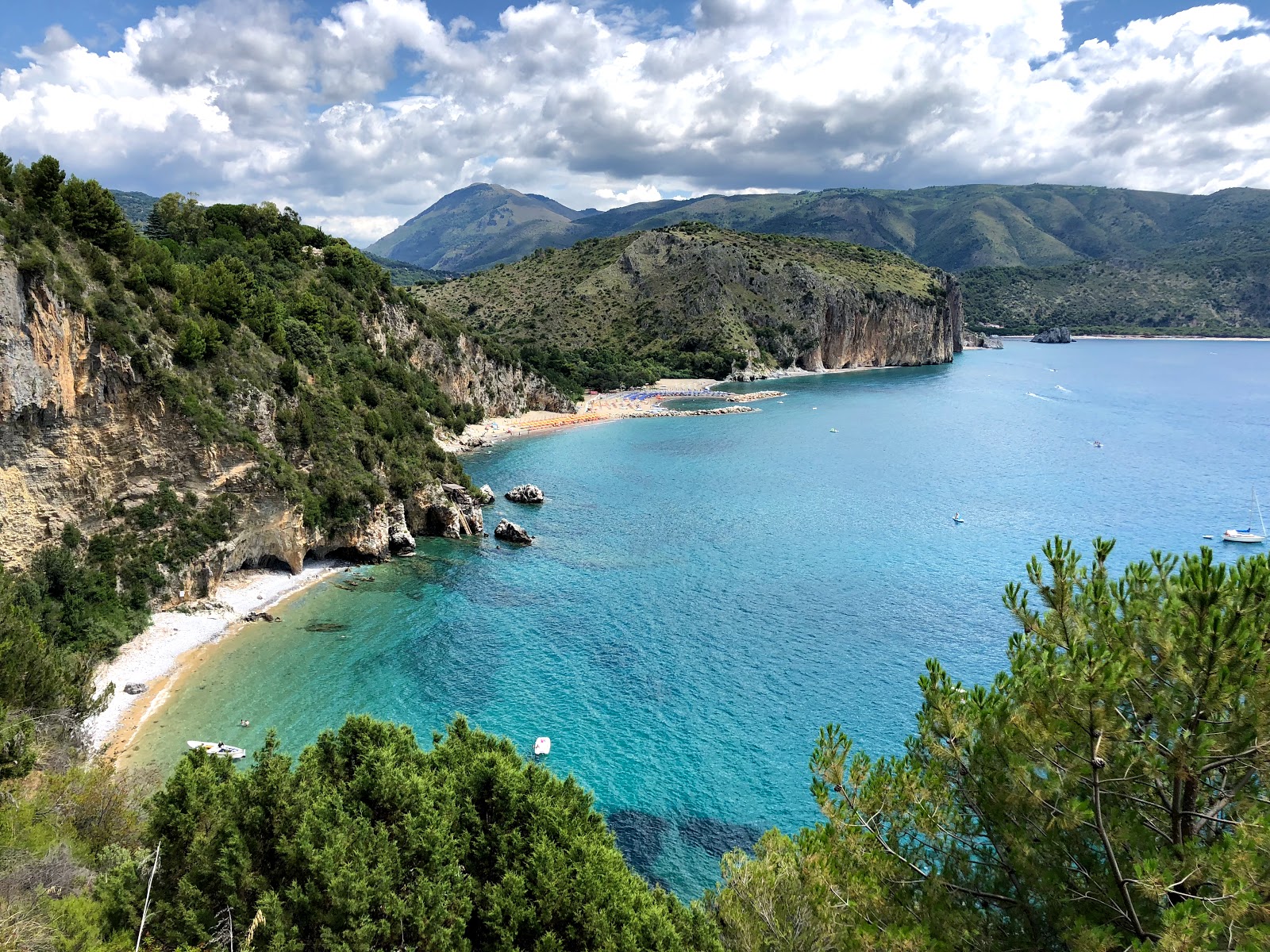 Spiaggia Marinella的照片 带有蓝色的水表面