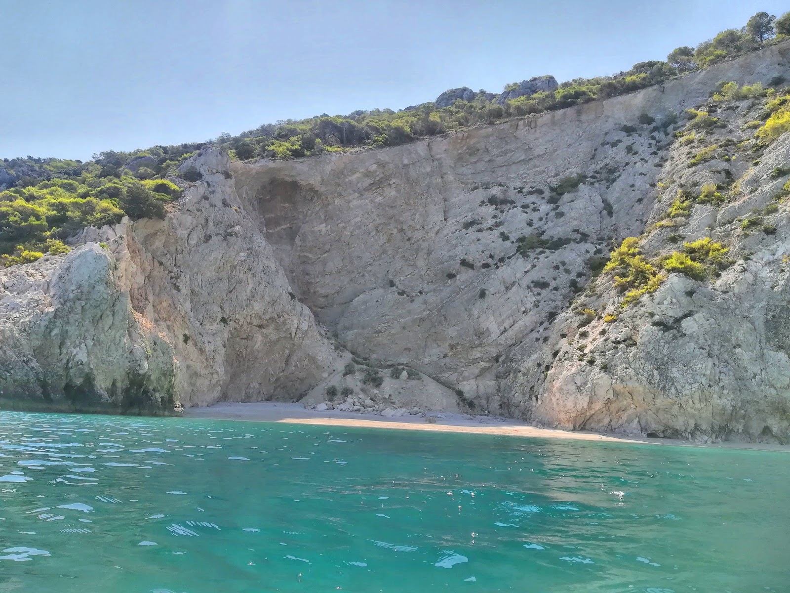 Foto af X-Beach med let fin sten overflade