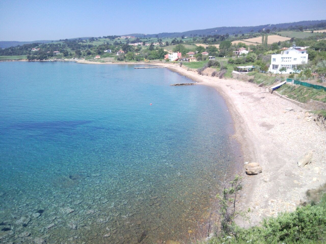 Foto de Gokcetepe Plaji con arena beige y guijarros superficie