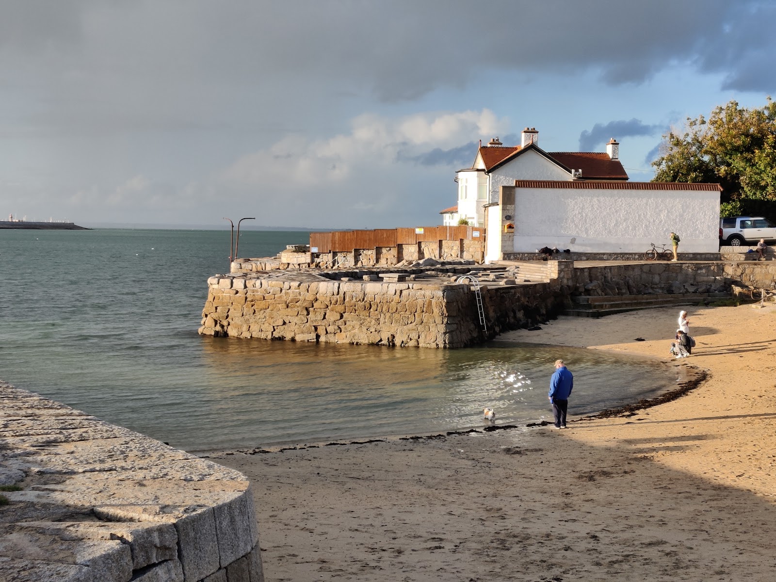 Valokuva Sandycove beachista. sisältäen pieni lahti