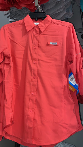 Outdoor Sports Store «Columbia Sportswear Outlet Store», reviews and photos, 241 Fort Evans Rd NE #1213, Leesburg, VA 20176, USA