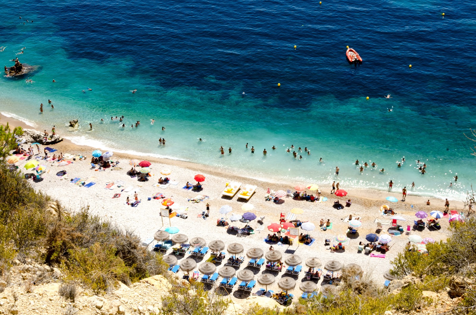 Fotografija Cala del Moraig z lahki fini kamenček površino