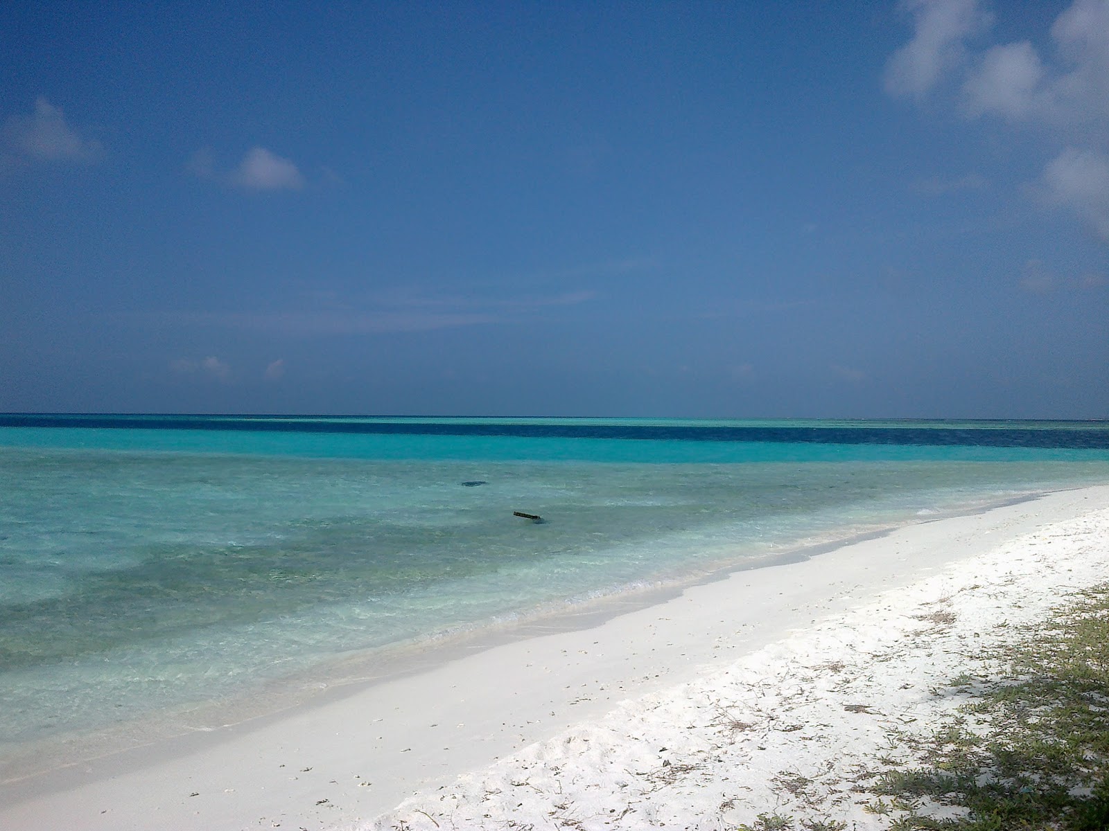 Foto di Raalhuveli Beach con una superficie del acqua cristallina