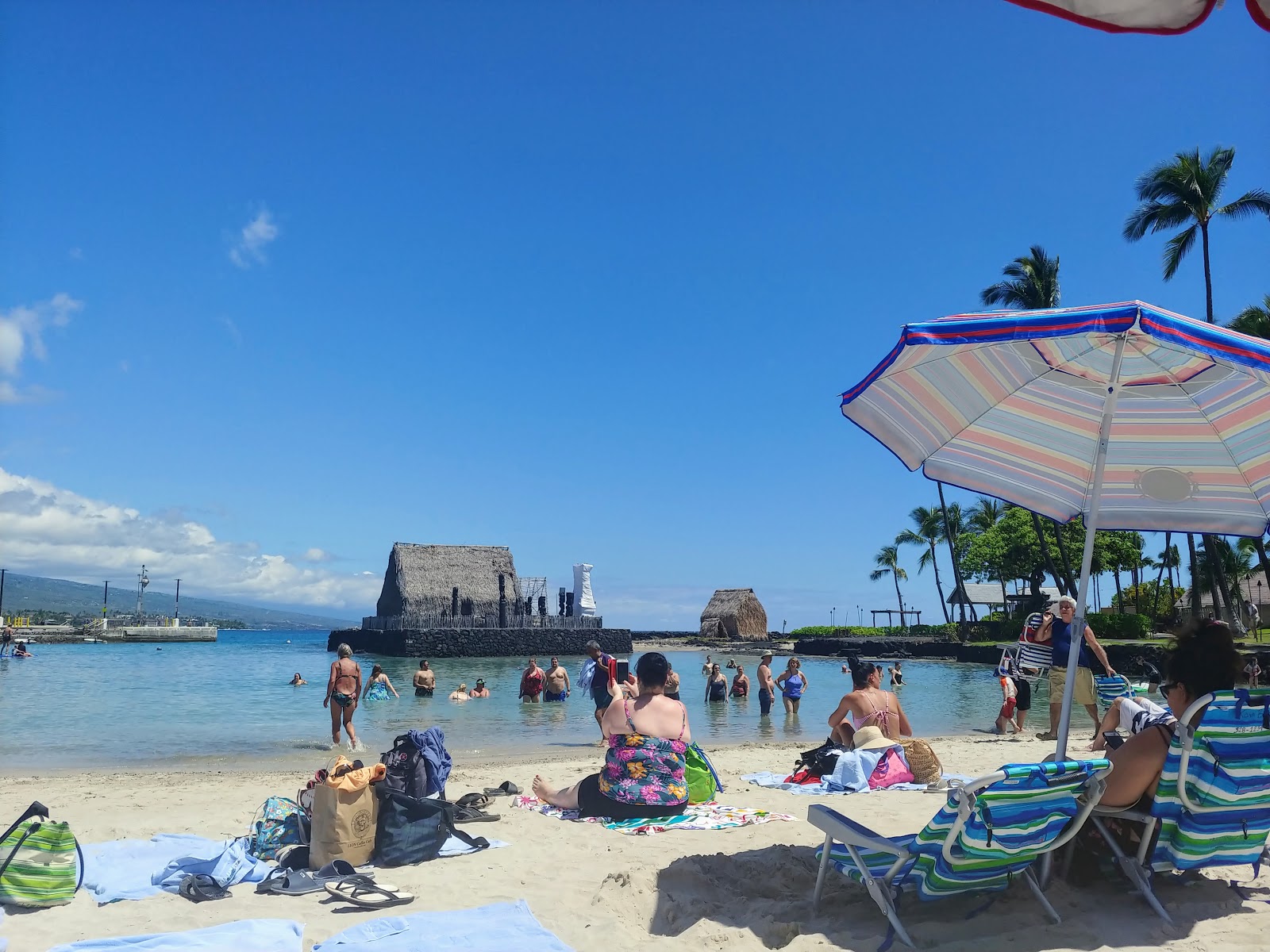 Kamakahonu Beach'in fotoğrafı - rahatlamayı sevenler arasında popüler bir yer