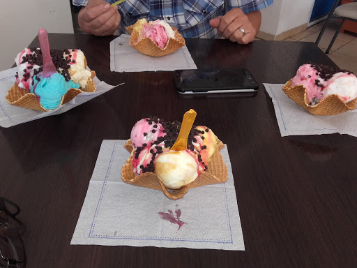 Heladería "Lomoro" - Ice cream shop en Rodeo del Medio