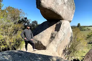 Pedra Equilibrada image