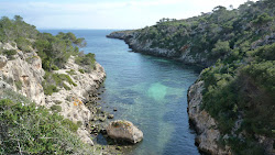 Platja de Cala Figuera'in fotoğrafı dağlarla çevrili