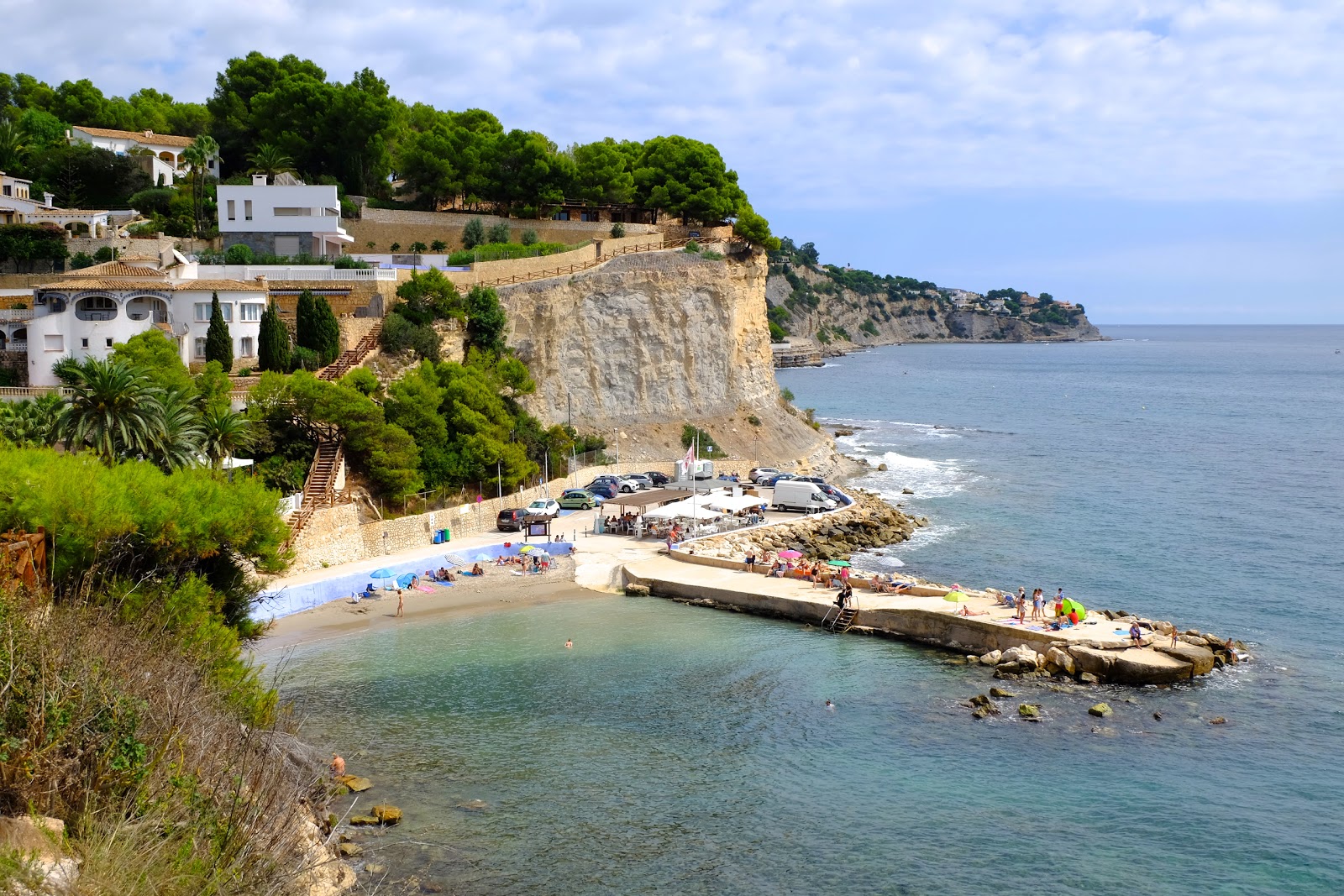 Foto di Cala Advocat con una superficie del sabbia marrone