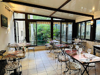 Atmosphère du Restaurant La Pointe Noire à Fontaine-de-Vaucluse - n°2