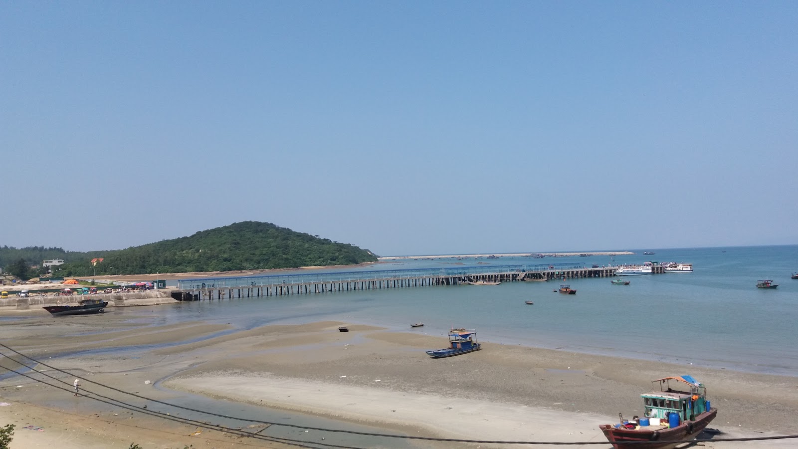 Tinh Yeu Beach的照片 带有碧绿色水表面