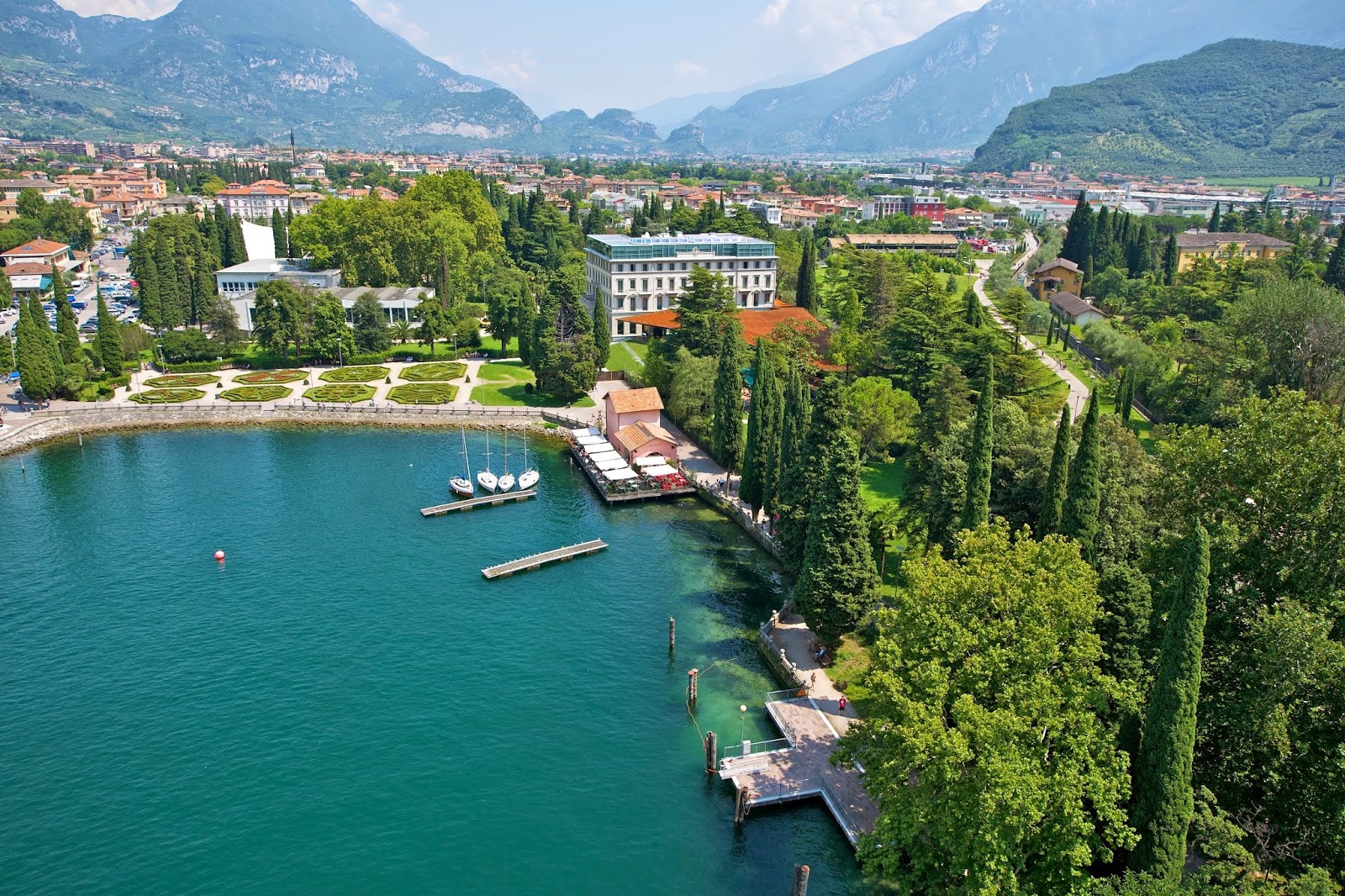 Foto de Spiaggia Riva del Garda respaldado por acantilados