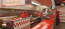 Atmosphère du Restaurant de hamburgers Five Guys Toulouse Blagnac - n°12