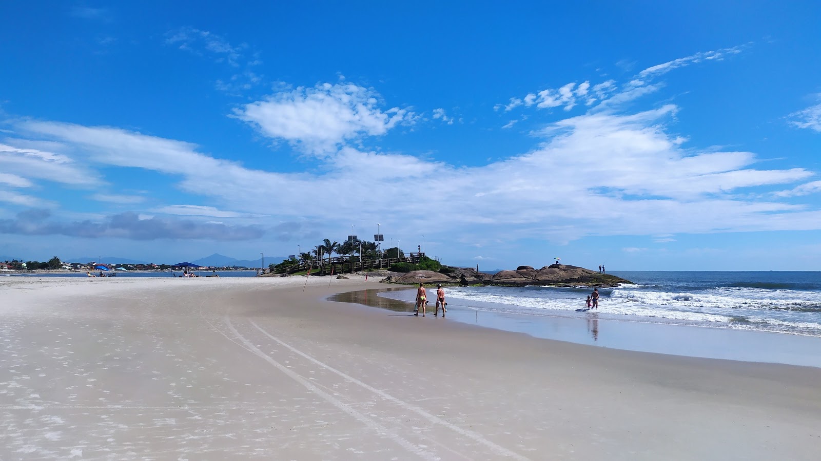 Foto de Praia de Itapema do Norte com areia fina e brilhante superfície