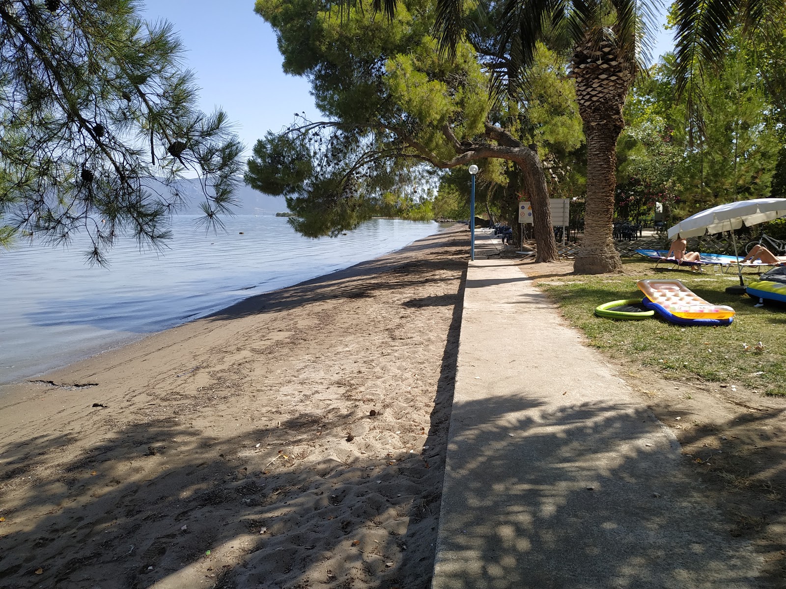 Agios Konstantinos beach'in fotoğrafı geniş ile birlikte