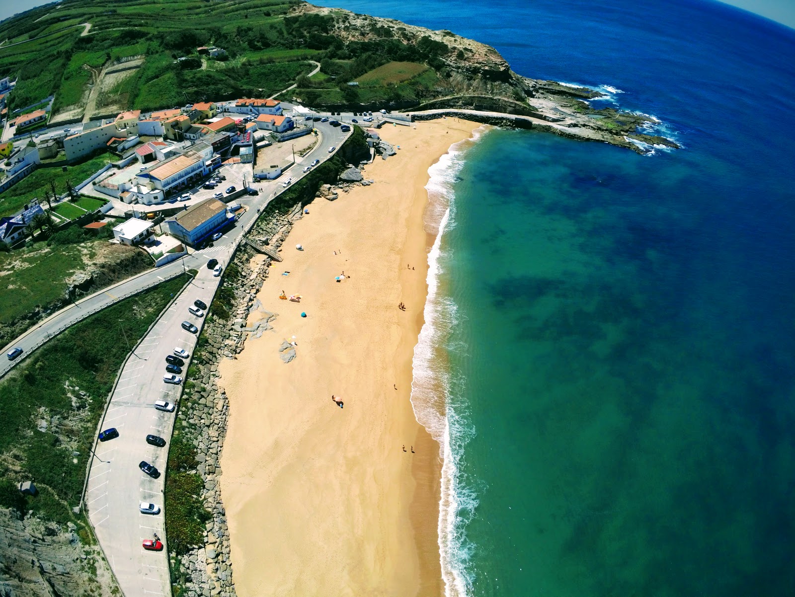Φωτογραφία του Praia de Porto Dinheiro με επίπεδο καθαριότητας πολύ καθαρό