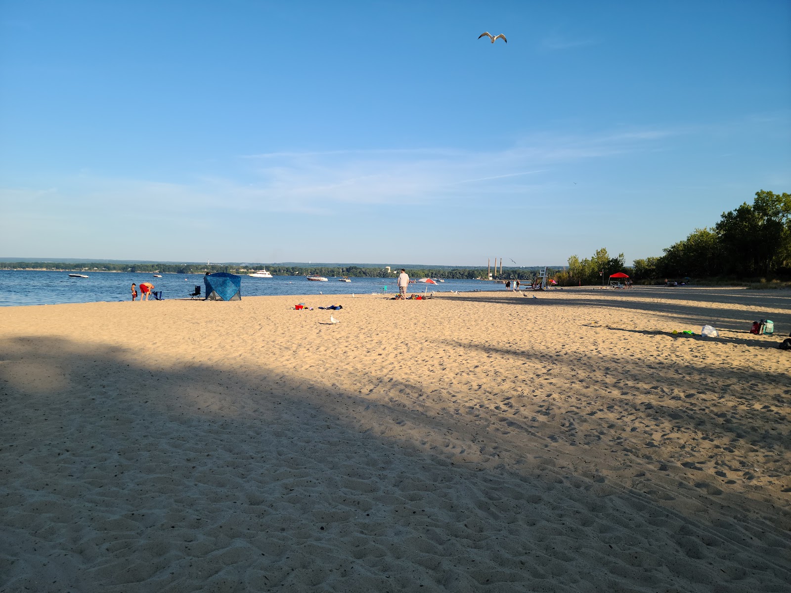 Valokuva Presque Isle Erie Beachista. - suosittu paikka rentoutumisen tuntijoille