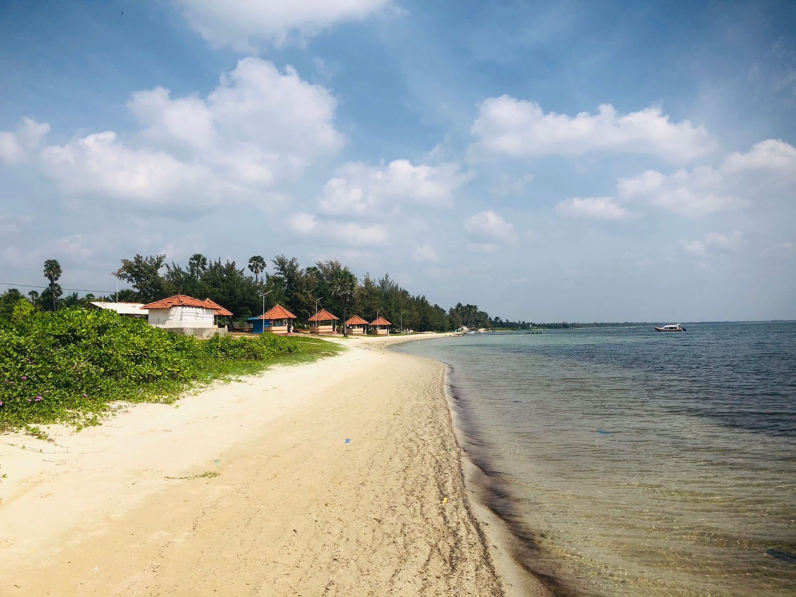 Foto van Chaddy Beach met beige zand oppervlakte