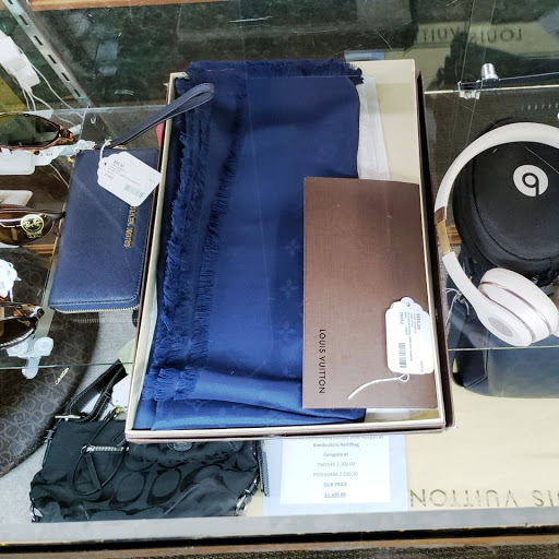 Pawn Shop «SILVER LINING JEWELRY AND LOAN GRESHAM», reviews and photos, 300 SE 181st Ave, Portland, OR 97233, USA