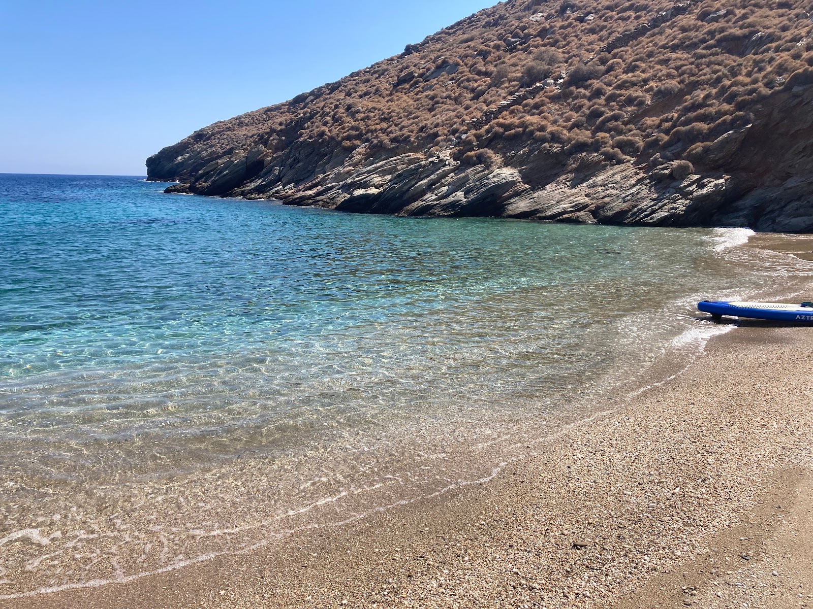 Fotografie cu Sarakiniko Beach cu o suprafață de nisip beige și pietricele