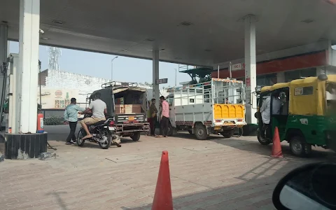 Indian Oil CNG refilling image
