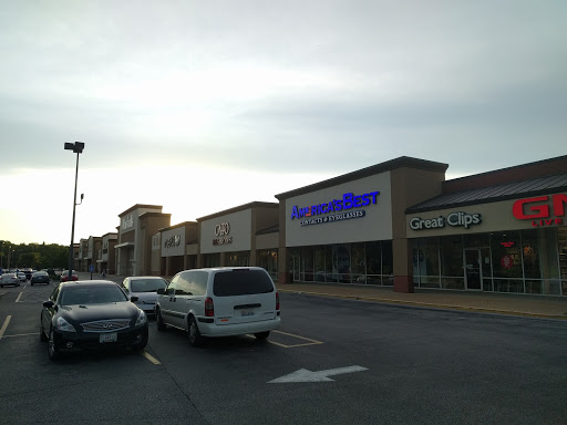 Shopping Mall «Deer Creek Shopping Center», reviews and photos, 3200 Laclede Station Rd, Maplewood, MO 63143, USA