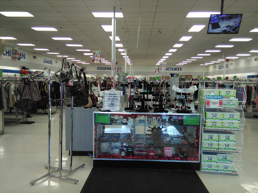 Thrift Store «Goodwill Retail Store of Florissant», reviews and photos, 472 Lindbergh Blvd, Florissant, MO 63031, USA