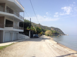Foto di Spiaggia Platanos e l'insediamento