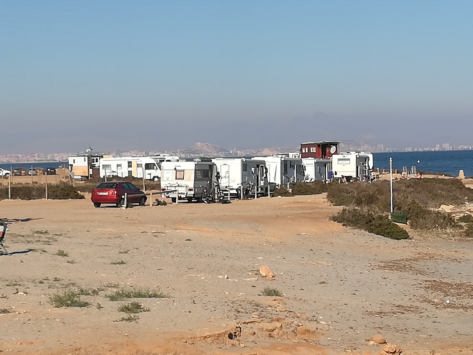 Playa de Carabassi 2'in fotoğrafı - rahatlamayı sevenler arasında popüler bir yer