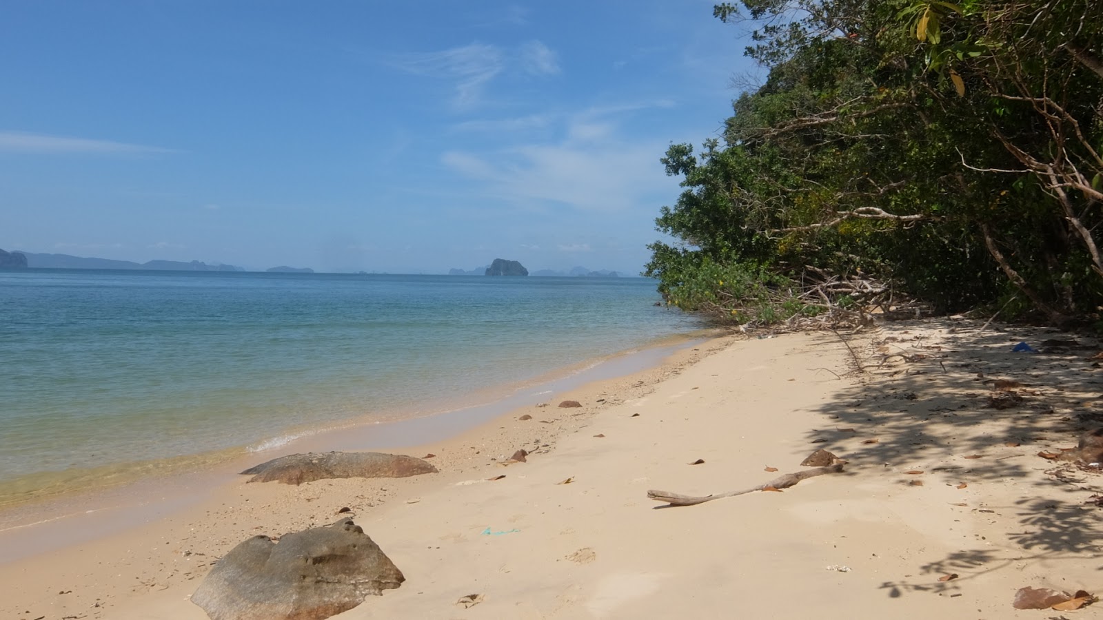 Foto de Silanto Beach con arena beige superficie