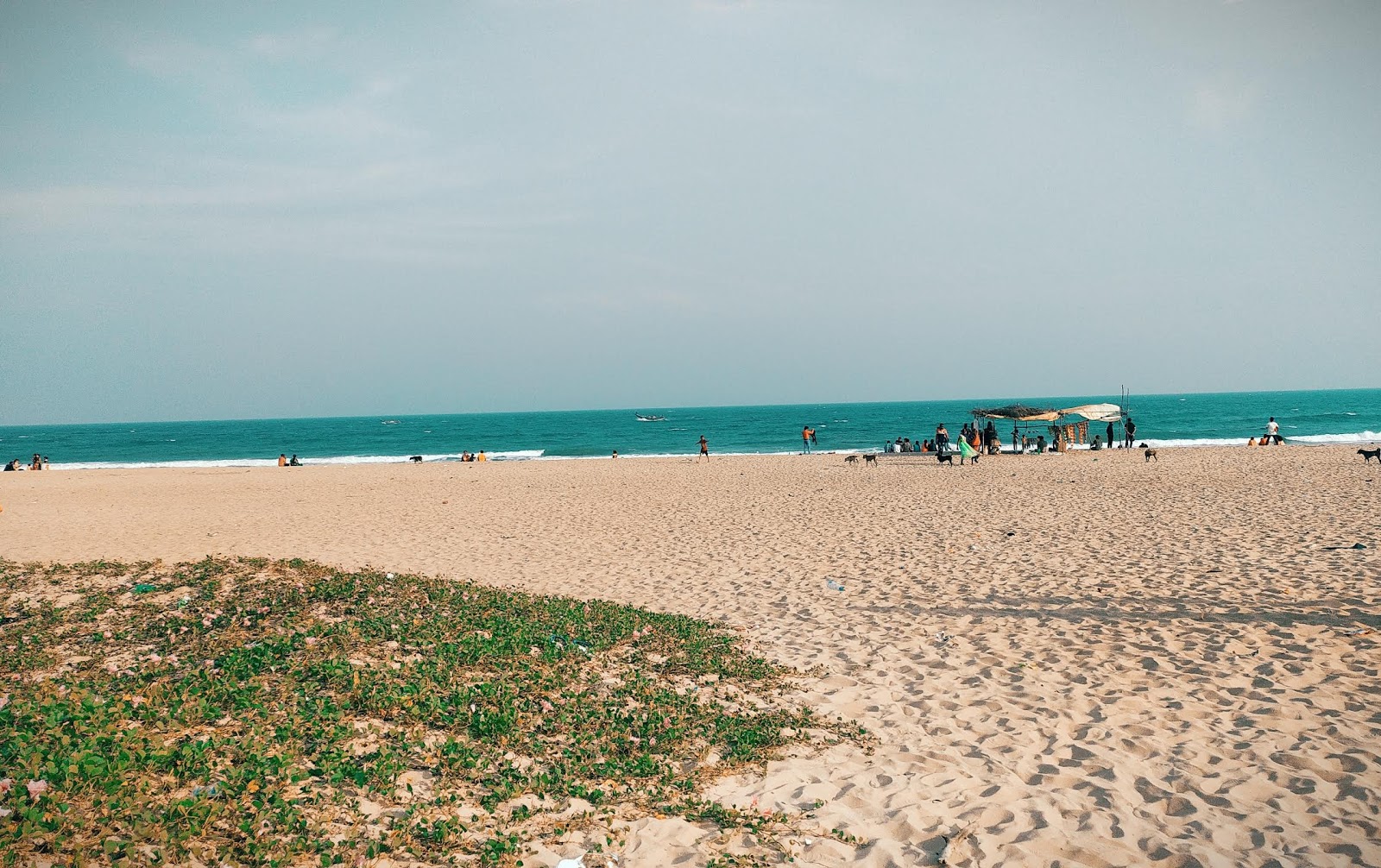 Fotografija Sonapur Beach z svetel pesek površino