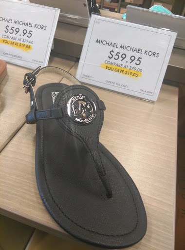 Shoe Store «DSW Designer Shoe Warehouse», reviews and photos, 17100 Southcenter Pkwy, Tukwila, WA 98188, USA