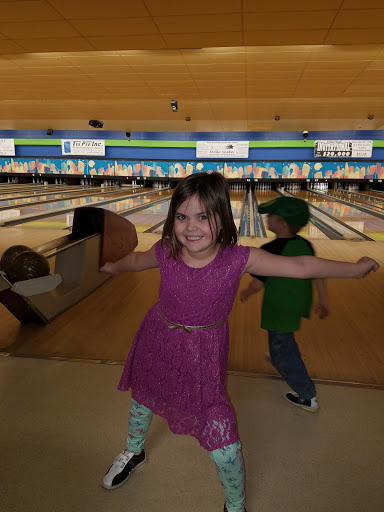 Bowling Alley «Harbor Lanes Bowling Center», reviews and photos, 25419 Jefferson Ave, St Clair Shores, MI 48081, USA