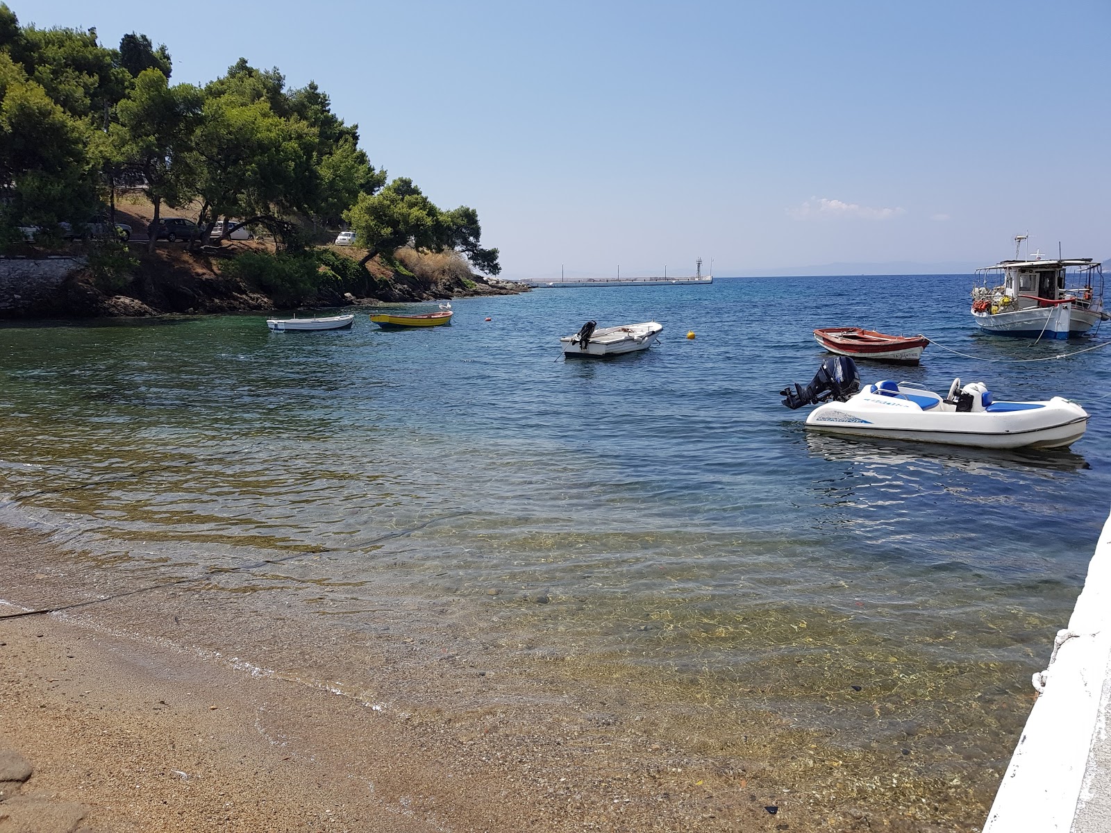 Foto di Santala beach con una superficie del sabbia scura