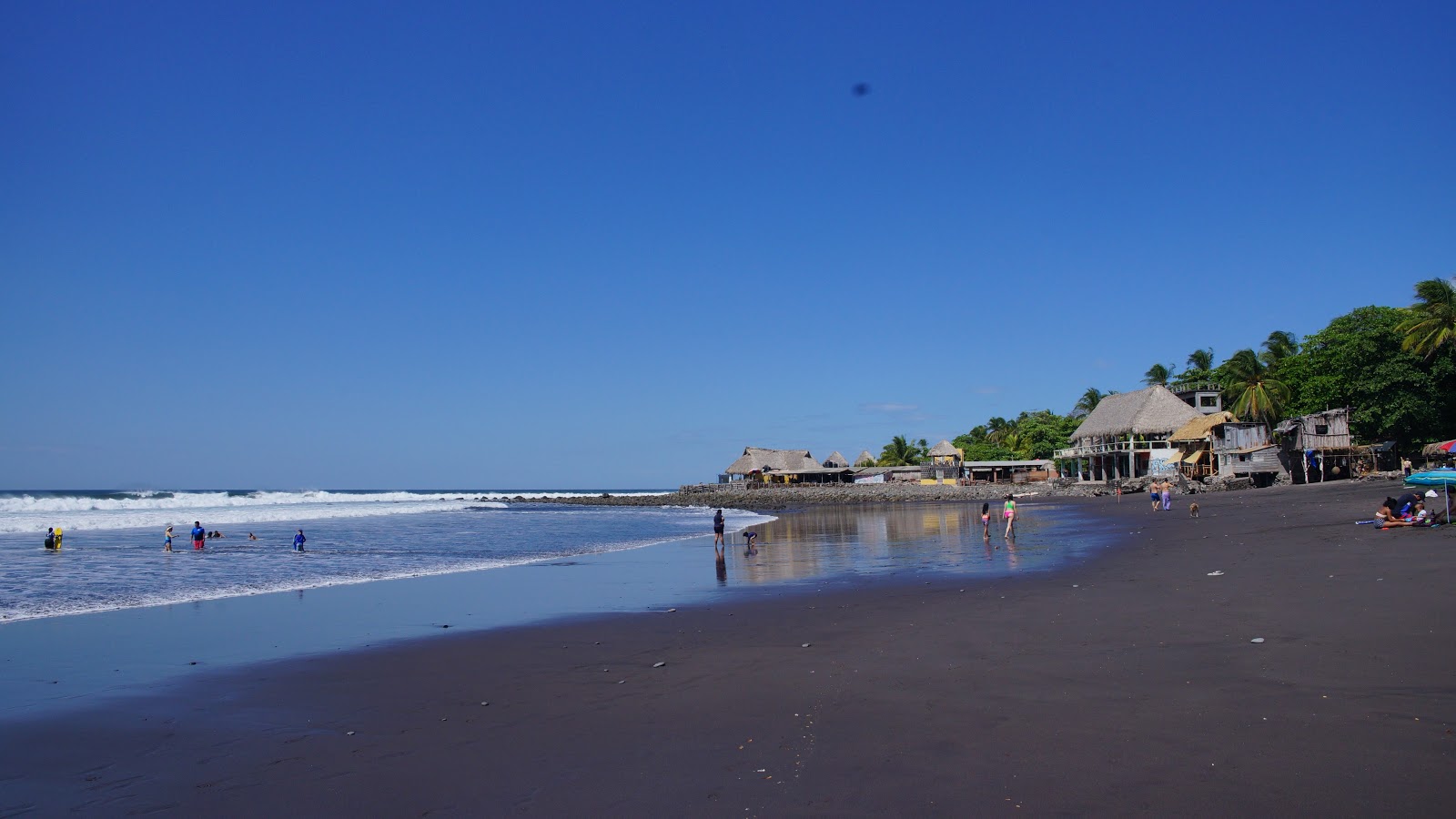 Photo de El Zonte beach - endroit populaire parmi les connaisseurs de la détente