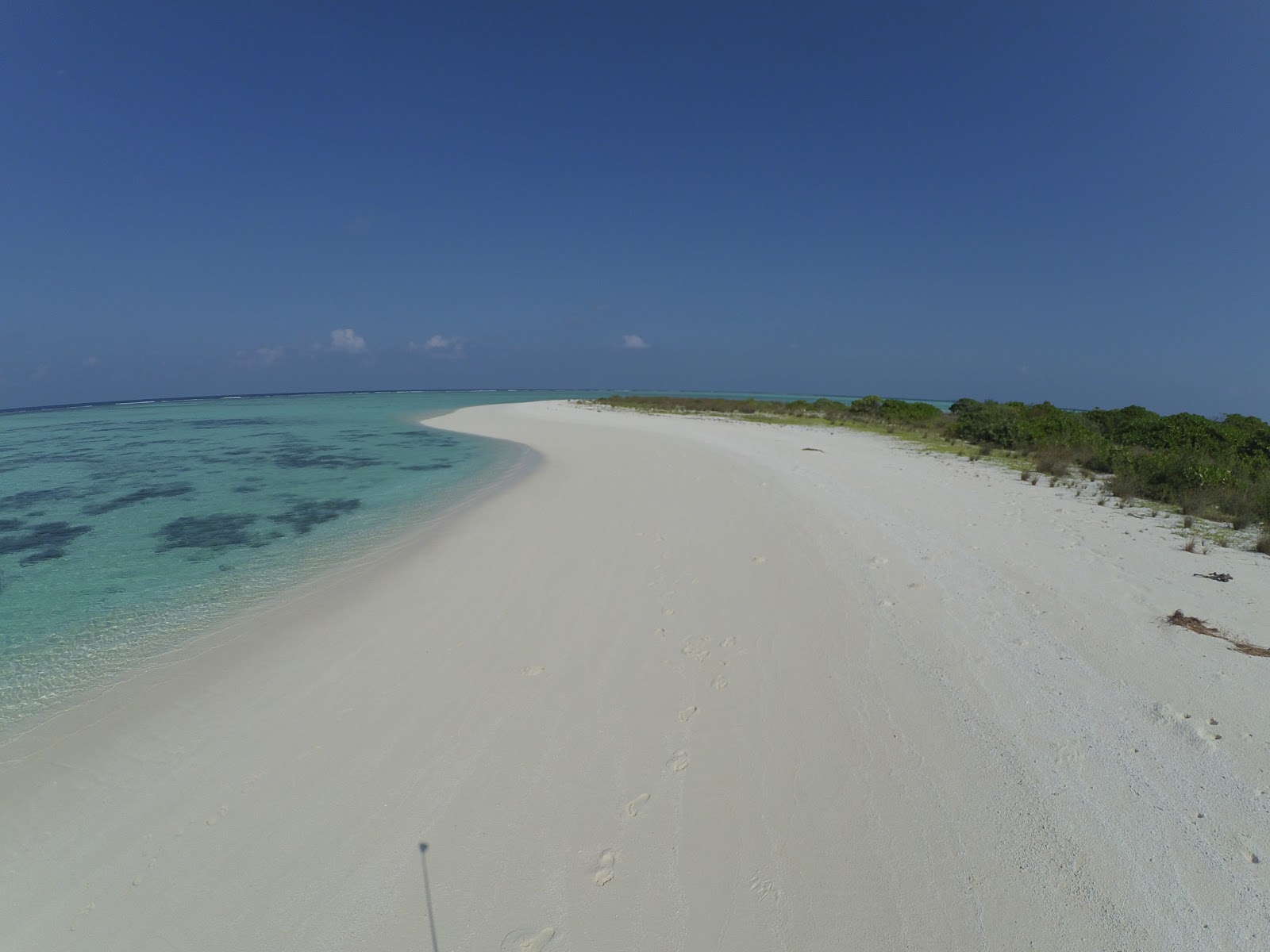 Foto van Naainfaru Island Beach met recht en lang