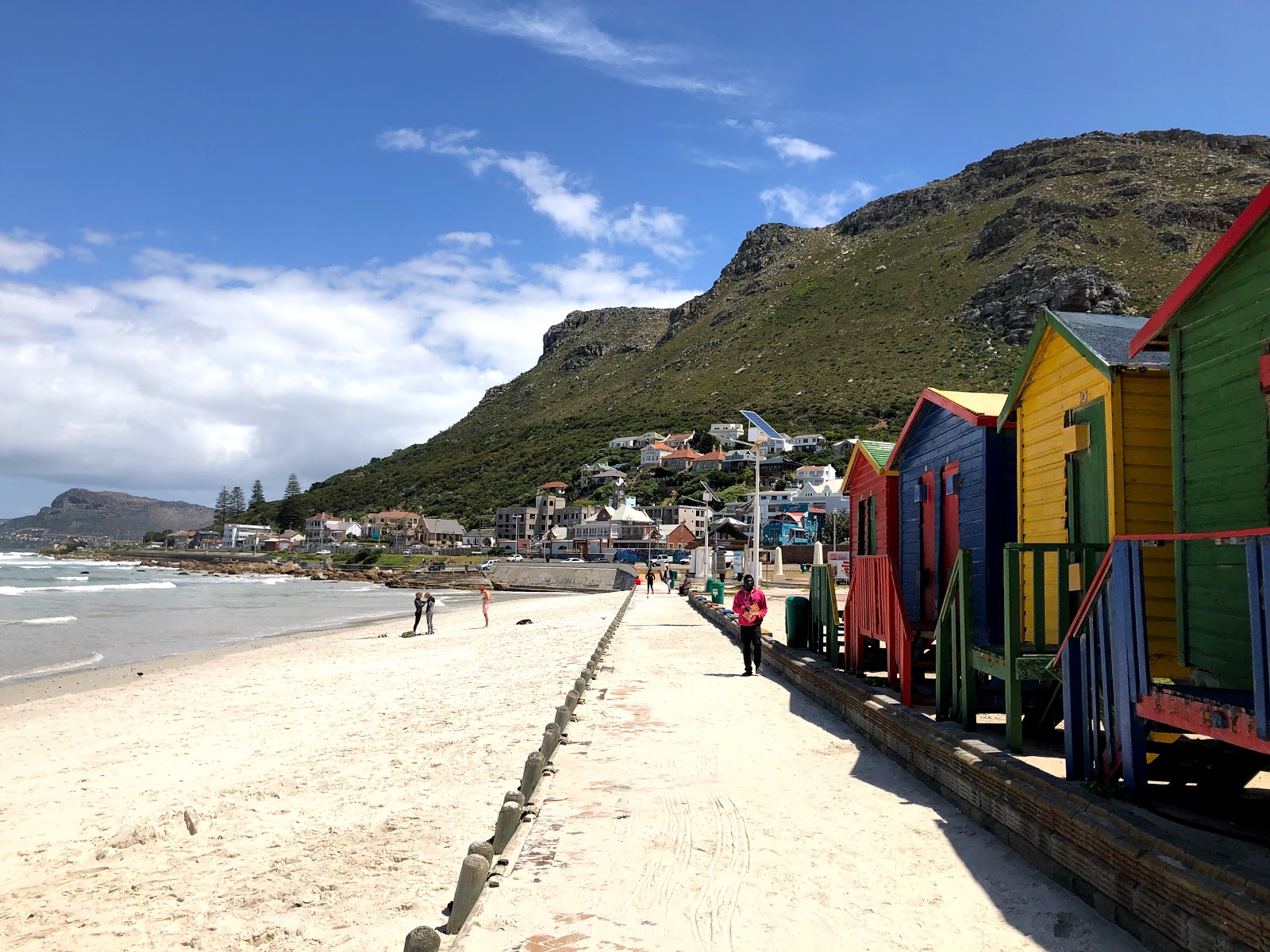 Foto av Muizenberg beach med turkos rent vatten yta