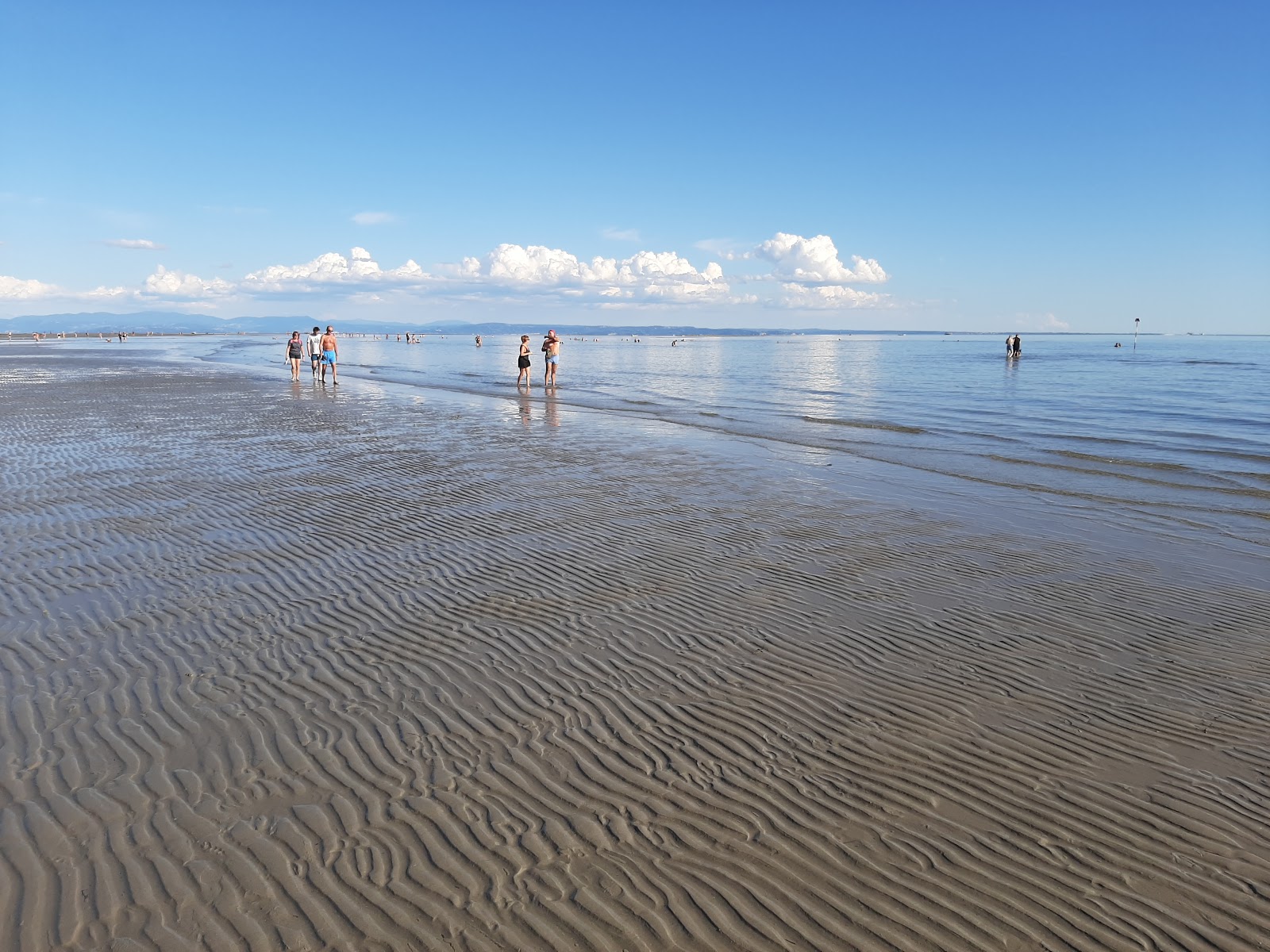 Φωτογραφία του Spiaggia Grado Pineta με μακρά ευθεία ακτή