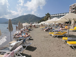 Photo de Marmaris Plaji III protégé par des falaises