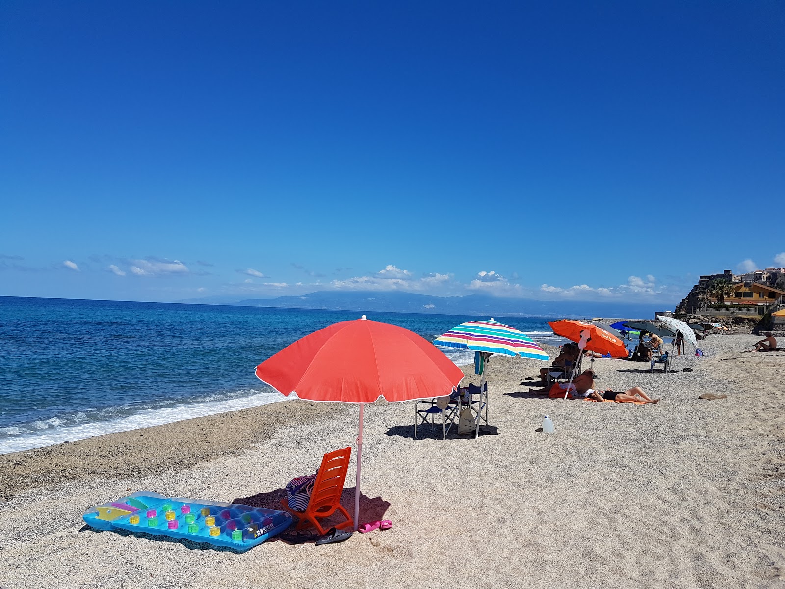 Photo de Station Land Pizzo beach avec sable brun de surface