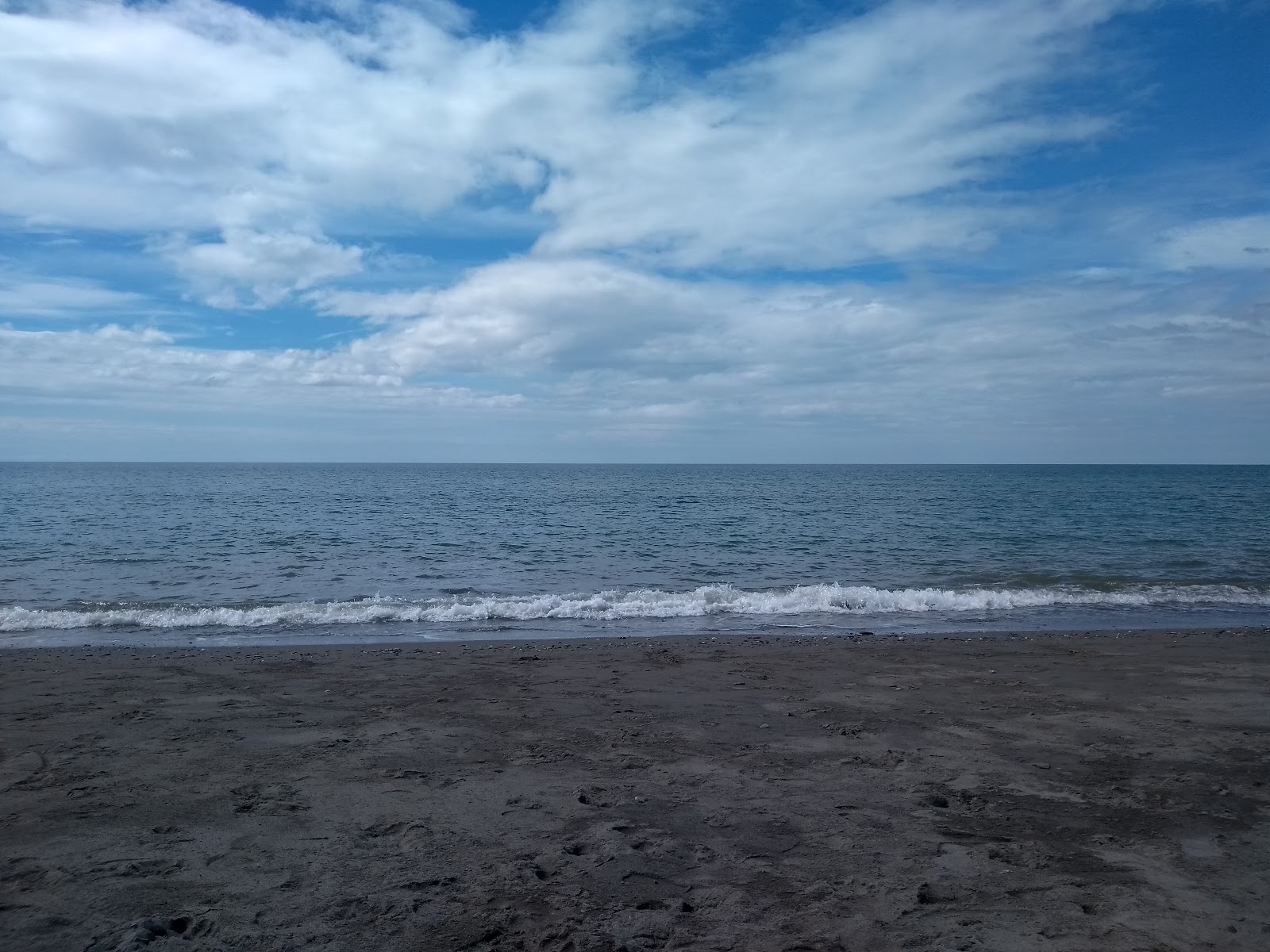 Foto de Mulawin Beach con agua turquesa superficie