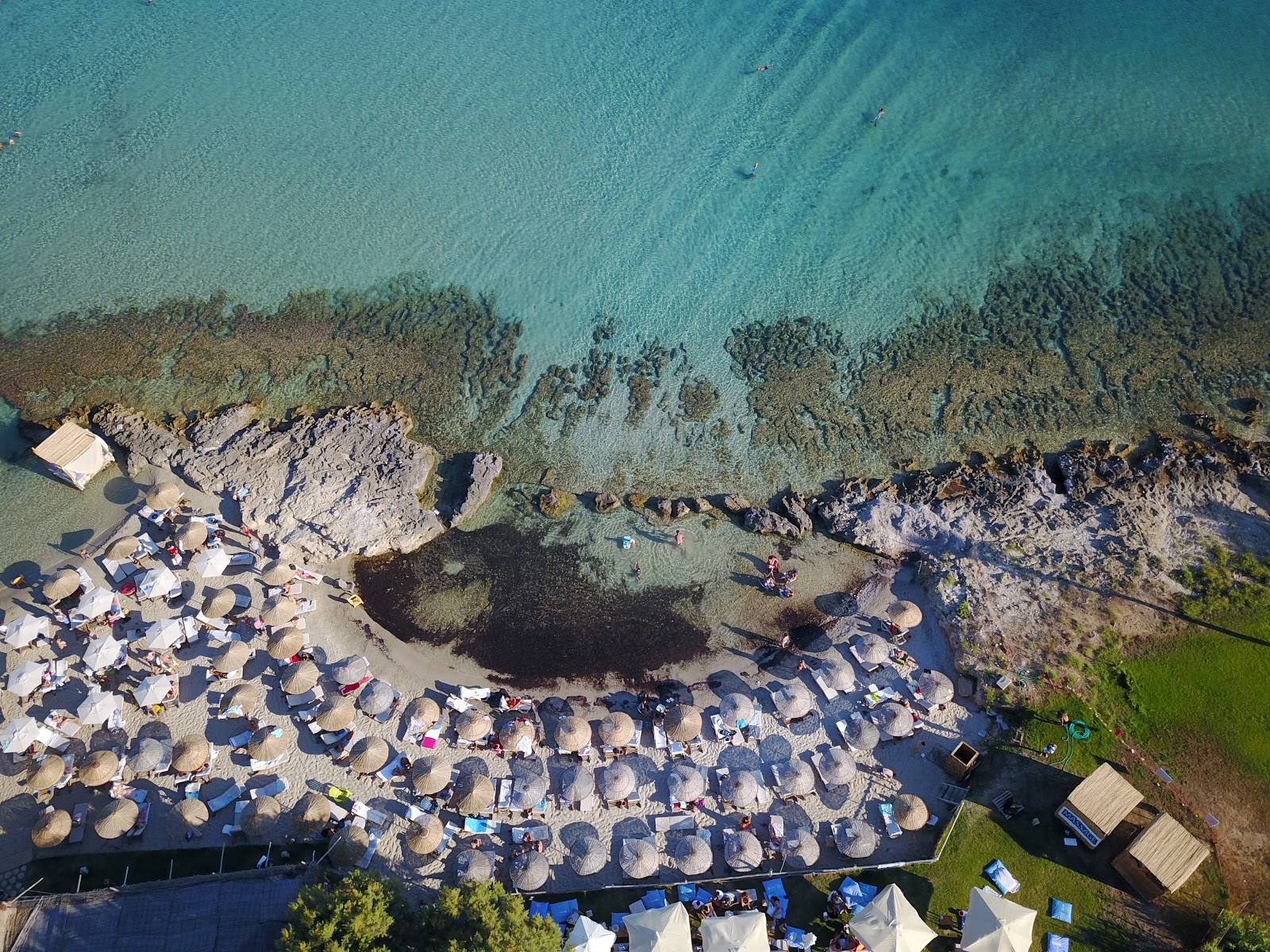 Foto av Madeo Beach med turkos rent vatten yta